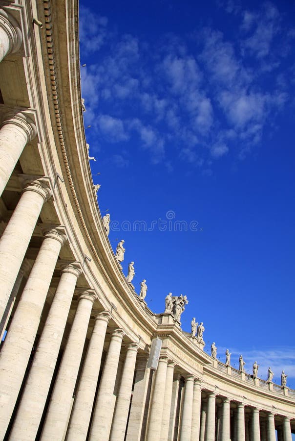 Colunata da basílica de St Peter Indicadores velhos bonitos em Roma (Italy) fotografia de stock royalty free Colunata da basílica de St Peter Indicadores velhos bonitos em Roma (Italy) fotografia de stock royalty free