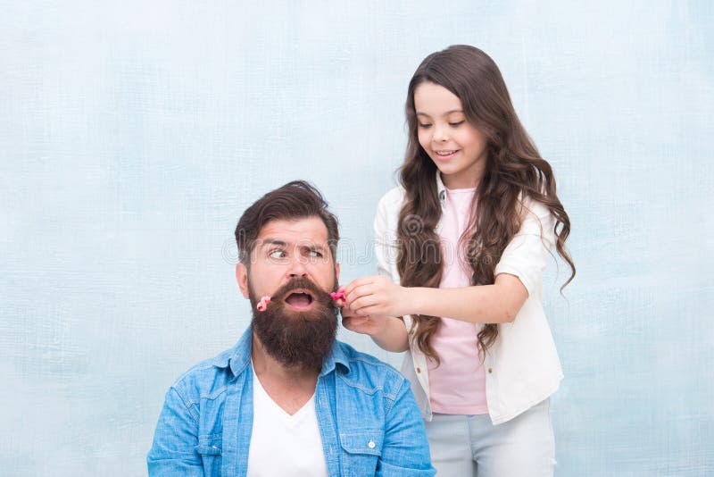 Com dose saudável da abertura todo o paizinho pode primar em aumentar a menina Criança que faz o penteado que denomina a barba do fotos de stock Com dose saudável da abertura todo o paizinho pode primar em aumentar a menina Criança que faz o penteado que denomina a barba do fotos de stock