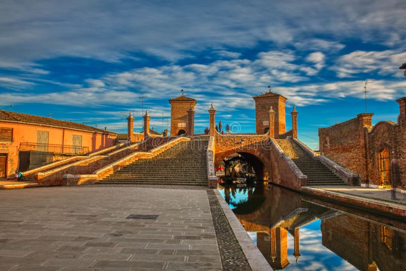 Comacchio, delta del po, ponte dei tre ponti