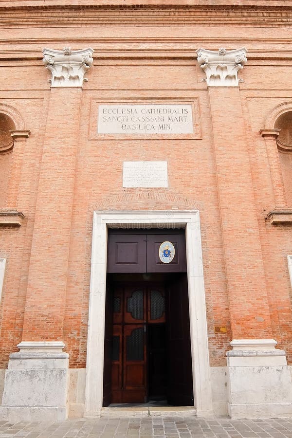 Comacchio, Italia Fachada de los di San Cassiano del Duomo de la iglesia católica imagenes de archivo Comacchio, Italia Fachada de los di San Cassiano del Duomo de la iglesia católica imagenes de archivo