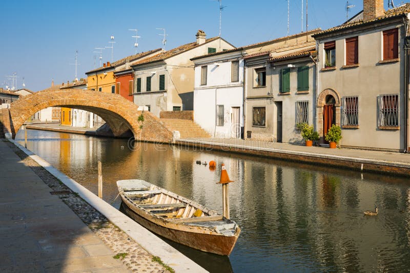 Дома и шлюпка в канале Comacchio, Италии стоковое изображение Дома и шлюпка в канале Comacchio, Италии стоковое изображение
