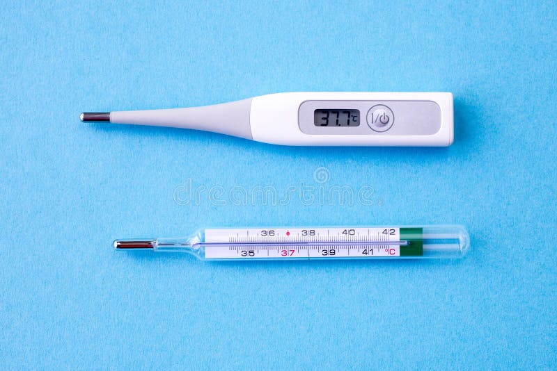 Thermomètre À Mercure Analogique Avec 37,7 °C De Température, Fièvre,  Grippe, Virus Corona, Covid19, Sur Fond Bleu Banque D'Images et Photos  Libres De Droits. Image 148689729