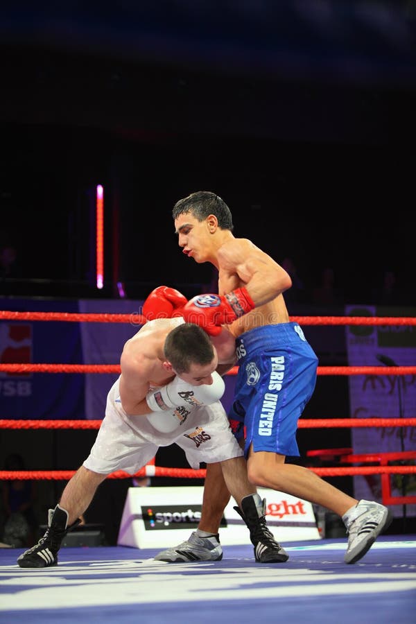 Combate de boxeo: A.Avtorkhanov contra N.Ubaali