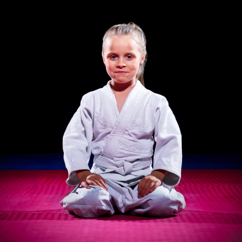 Combattant d'aikido de petite fille photo stock Combattant d'aikido de petite fille photo stock