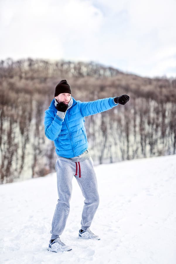 Combattente dell'atleta che fa un addestramento di pratica sulla neve, esercitantesi fotografia stock libera da diritti Combattente dell'atleta che fa un addestramento di pratica sulla neve, esercitantesi fotografia stock libera da diritti