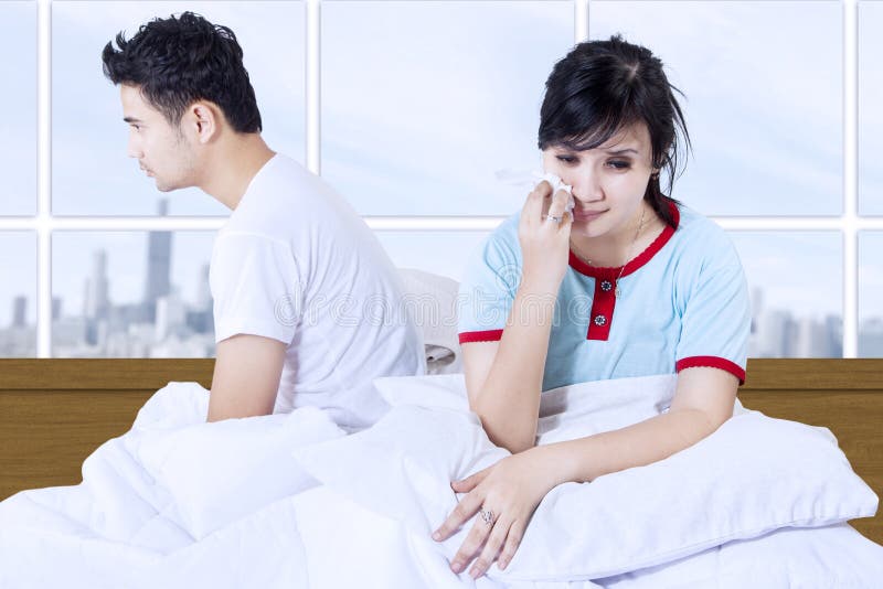 Combattimento asiatico delle coppie in appartamento della camera da letto immagini stock libere da diritti Combattimento asiatico delle coppie in appartamento della camera da letto immagini stock libere da diritti