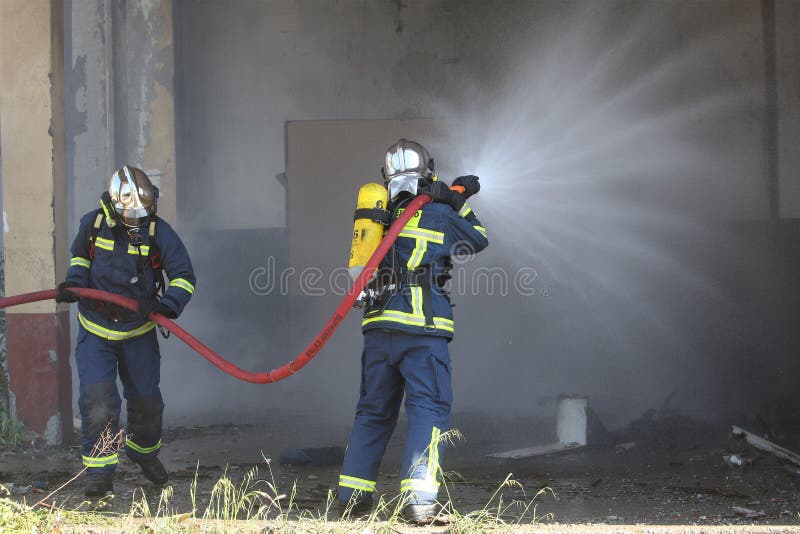 Combattimento del pompiere per un attacco di fuoco, durante il Exerci di formazione