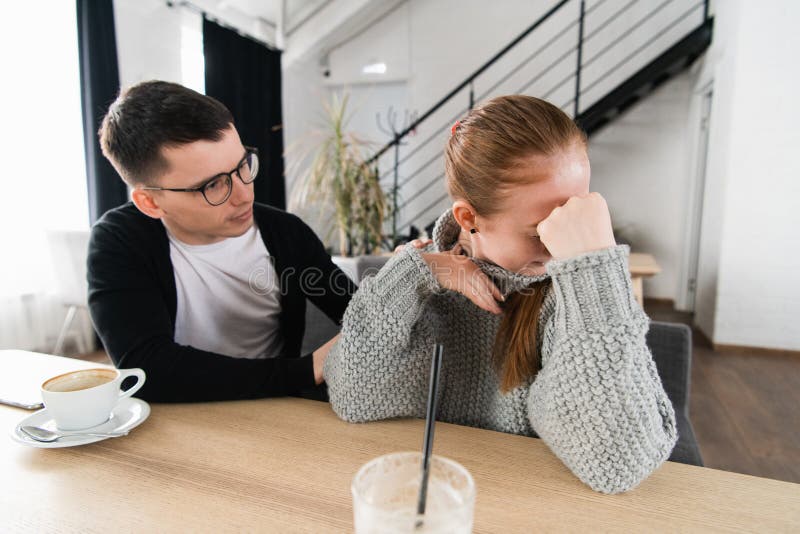 Combattimento delle coppie Un giovane sta provando ad avere una conversazione, mentre è stato trascurato dalla sua amica immagini stock Combattimento delle coppie Un giovane sta provando ad avere una conversazione, mentre è stato trascurato dalla sua amica immagini stock