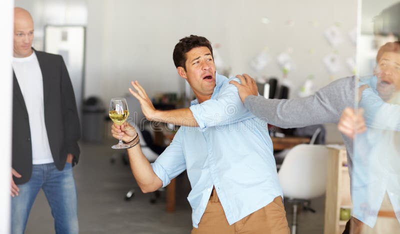 Combattre le vin et la folie avec des gens d'affaires au pouvoir pour la fête de la nouvelle année. politique d'entreprise photos libres de droits