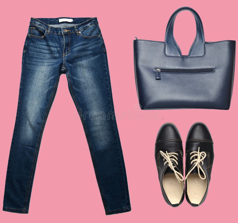 combinatie van women& x27; s kleding, schoenen, toebehoren op een pastelkleurachtergrond De manier ziet eruit minimalism Geïsolee royalty-vrije stock foto combinatie van women& x27; s kleding, schoenen, toebehoren op een pastelkleurachtergrond De manier ziet eruit minimalism Geïsolee royalty-vrije stock foto