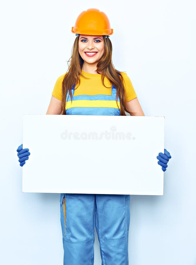 A combinação de sorriso do construtor da mulher vestiu guardar a placa grande para o anúncio imagem de stock