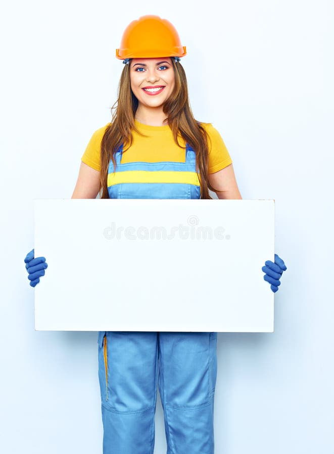 A combinação de sorriso do construtor da mulher vestiu guardar a placa grande para o anúncio imagem de stock royalty free