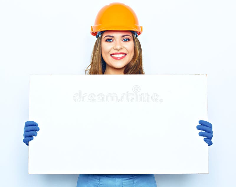 A combinação de sorriso do construtor da mulher vestiu guardar a placa grande para o anúncio imagens de stock royalty free