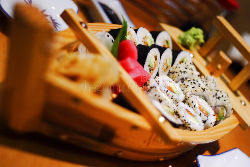 Combinado de sushi e sashimi imagem de stock