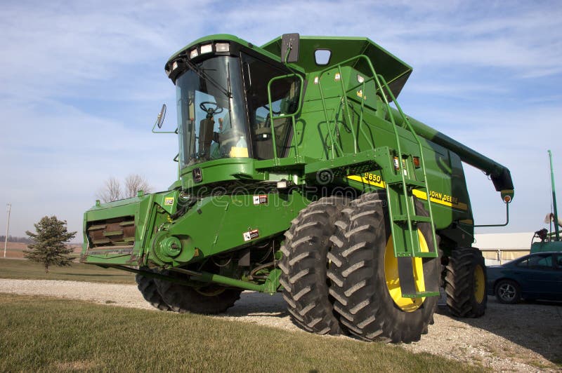 Combine moderno del trattore del John Deere sullo stabilimento lattiero-caseario immagine stock libera da diritti Combine moderno del trattore del John Deere sullo stabilimento lattiero-caseario immagine stock libera da diritti
