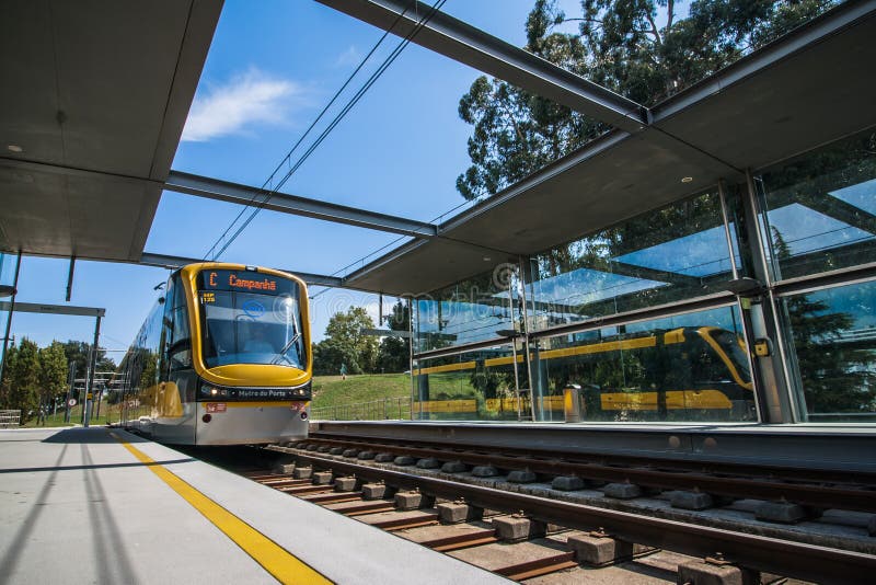comboio de metrô amarelo que chega à plataforma perspectiva do comboio de elétrico de metro transportes públicos no Porto Portuga imagem de stock comboio de metrô amarelo que chega à plataforma perspectiva do comboio de elétrico de metro transportes públicos no Porto Portuga imagem de stock
