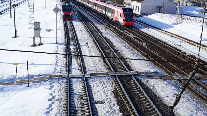 Comboio elétrico que chega à estação. rússia das vacas