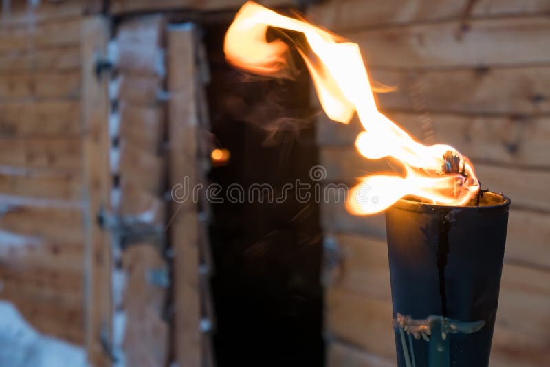 Combustione del fuoco dentro la torcia del metallo fotografie stock libere da diritti Combustione del fuoco dentro la torcia del metallo fotografie stock libere da diritti