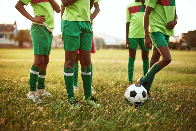 Pessoas Jogando Futebol No Campo · Foto profissional gratuita