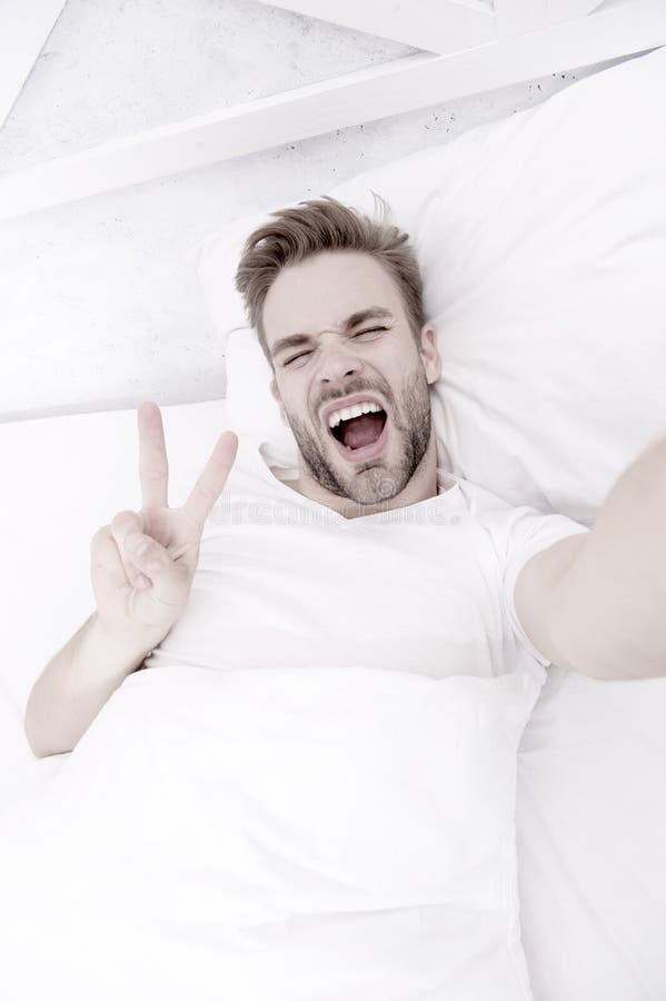 Início Do Bom Dia Hora De Selfie Homem Feliz Faz Selfie No Telefone Bom Dia Homem Bonito Tomando Selfie Com Imagem de Stock - Imagem de domingo, sensual: 169444193 Início Do Bom Dia Hora De Selfie Homem Feliz Faz Selfie No Telefone Bom Dia Homem Bonito Tomando Selfie Com Imagem de Stock - Imagem de domingo, sensual: 169444193