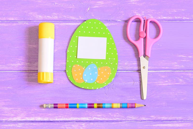 Come fare la cartolina d'auguri dell'uovo di Pasqua punto istruzione Idea del regalo della carta di Pasqua dei bambini Vista supe fotografie stock libere da diritti Come fare la cartolina d'auguri dell'uovo di Pasqua punto istruzione Idea del regalo della carta di Pasqua dei bambini Vista supe fotografie stock libere da diritti
