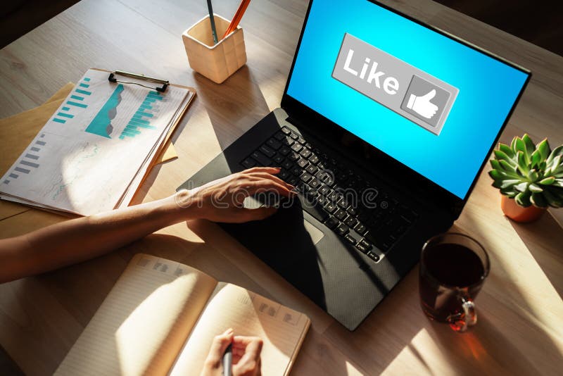Come il bottone sullo schermo SMM, media sociali che commercializzano concetto fotografia stock libera da diritti Come il bottone sullo schermo SMM, media sociali che commercializzano concetto fotografia stock libera da diritti