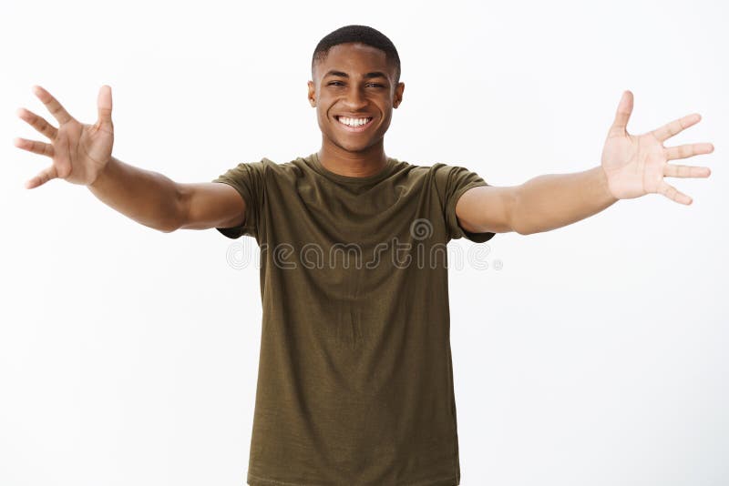 Come me donnent l'étreinte chaude Jeune le type attirant amical et heureux d'afro-américain a répandu en longueur des bras avec j photographie stock libre de droits Come me donnent l'étreinte chaude Jeune le type attirant amical et heureux d'afro-américain a répandu en longueur des bras avec j photographie stock libre de droits