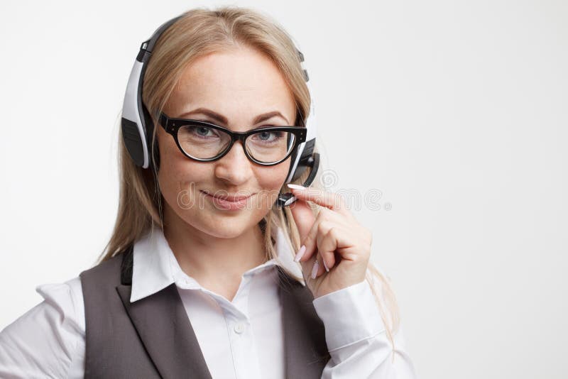 Come posso aiutilo Operatore di call center contro backgroun bianco fotografie stock libere da diritti Come posso aiutilo Operatore di call center contro backgroun bianco fotografie stock libere da diritti