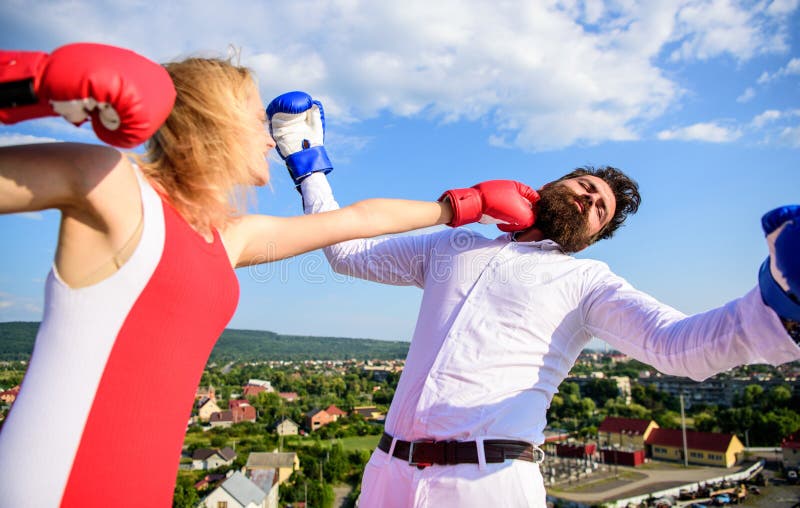 Come vincere le sue indietro efficaci punte Lasci il suo concetto di vittoria Fondo del cielo di lotta dei guantoni da pugile del fotografia stock Come vincere le sue indietro efficaci punte Lasci il suo concetto di vittoria Fondo del cielo di lotta dei guantoni da pugile del fotografia stock