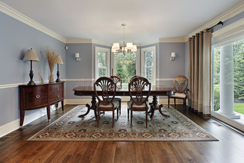 Comedor Con Las Puertas Francesas Foto de archivo - Imagen de comedor