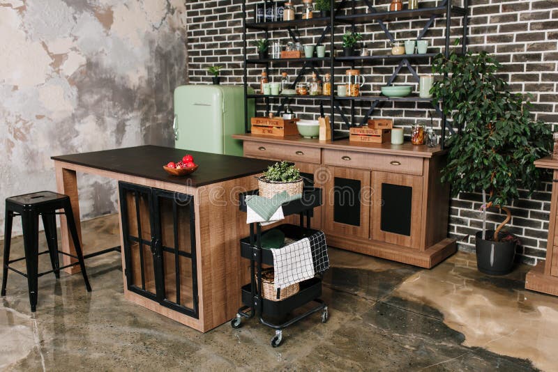 Comedor en estilo industrial con la tabla, sillas y refrigerador retro de la menta Fondo negro de la pared de ladrillo del vintag fotografía de archivo libre de regalías Comedor en estilo industrial con la tabla, sillas y refrigerador retro de la menta Fondo negro de la pared de ladrillo del vintag fotografía de archivo libre de regalías