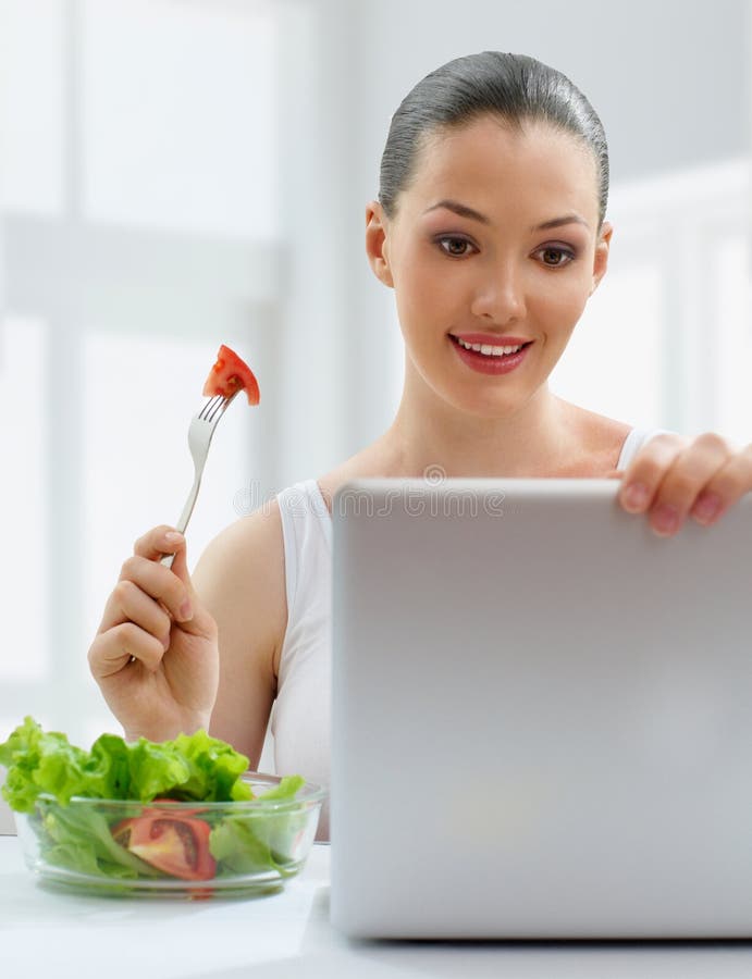 Comer alimentos saudáveis imagem de stock