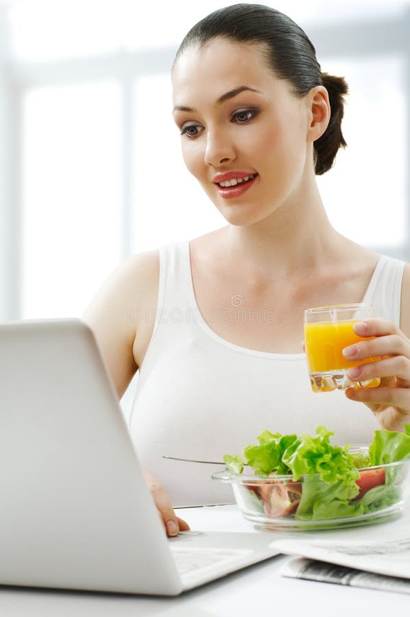 Comer alimentos saudáveis imagens de stock royalty free