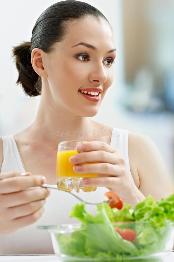 Comer alimentos saudáveis fotografia de stock royalty free