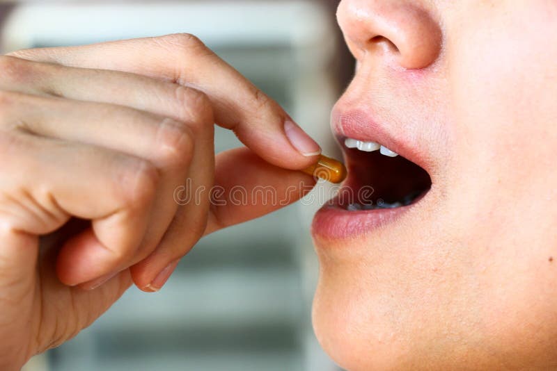 Comendo o comprimido foto de stock Comendo o comprimido foto de stock