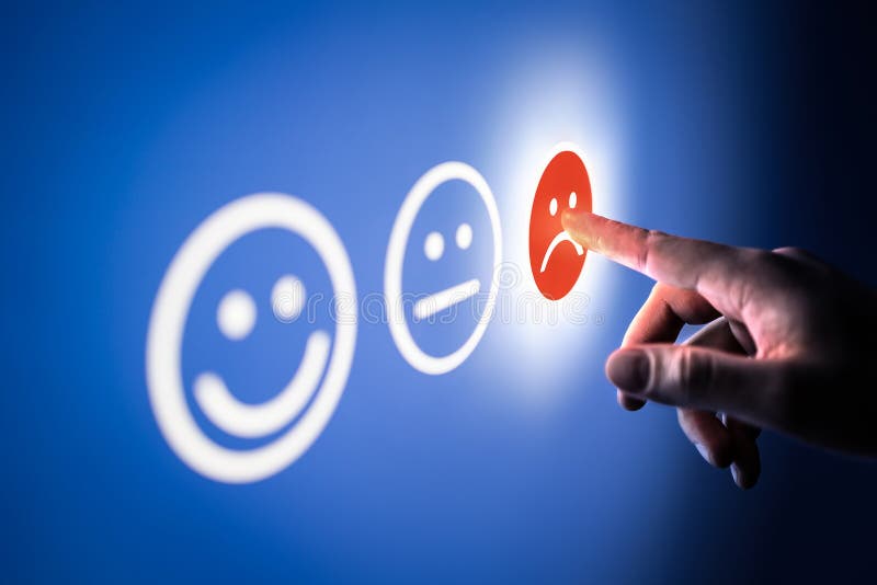 Comentarios negativos y quejas de los clientes sobre una revisión incorrecta. queja de cliente infeliz. encuesta o concepto de cue imágenes de archivo libres de regalías