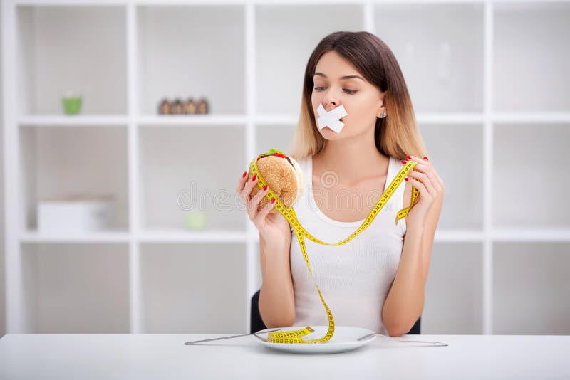 Comer insalubre Conceito da comida lixo A menina don o ` t come a comida lixo fotos de stock royalty free Comer insalubre Conceito da comida lixo A menina don o ` t come a comida lixo fotos de stock royalty free