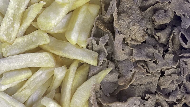 Comer refeição turca e doador de sabor com batatas fritas imagem de stock