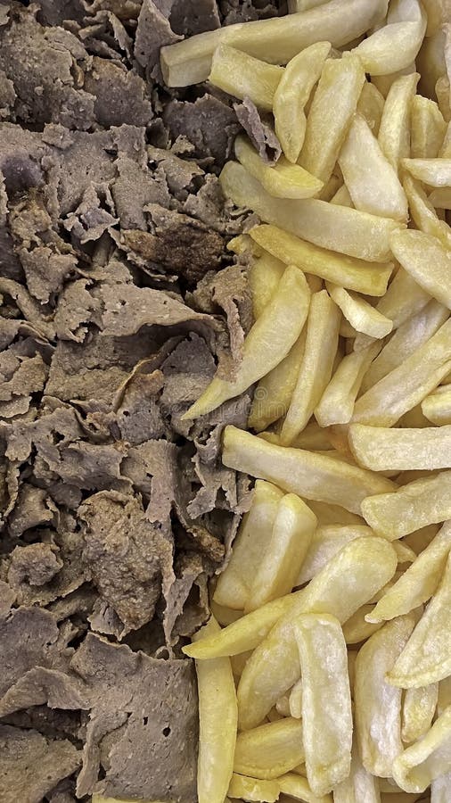 Comer refeição turca e doador de sabor com batatas fritas fotografia de stock royalty free