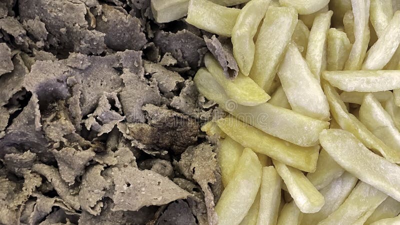 Comer refeição turca e doador de sabor com batatas fritas foto de stock royalty free