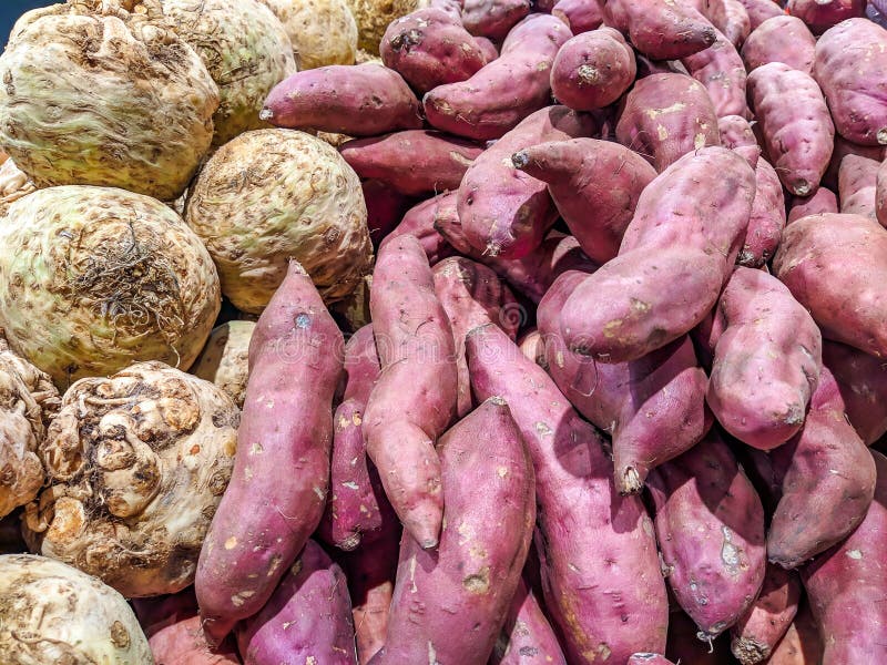 Comer saludable como resolución de Año Nuevo - una imagen de batata y apio que simboliza un estilo de vida saludable y opciones de dieta En el mercado