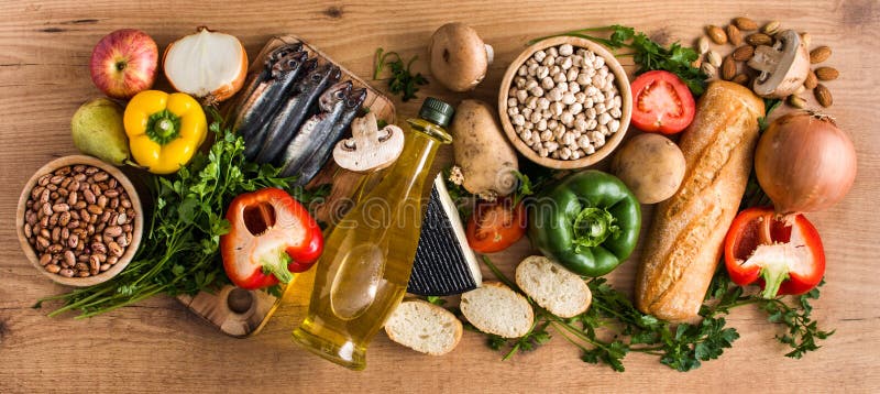Comer saudável Cebola verde-oliva Fruto, vegetais, grão, porcas azeite e peixes na madeira