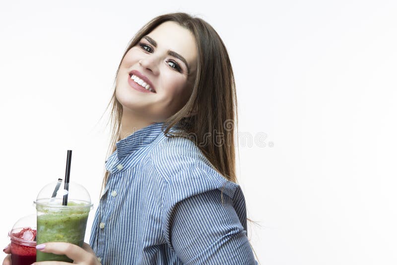 Comer saudável do alimento Mulher caucasiano feliz que bebe com o batido vegetal da desintoxicação verde e vermelha Levantamento foto de stock Comer saudável do alimento Mulher caucasiano feliz que bebe com o batido vegetal da desintoxicação verde e vermelha Levantamento foto de stock