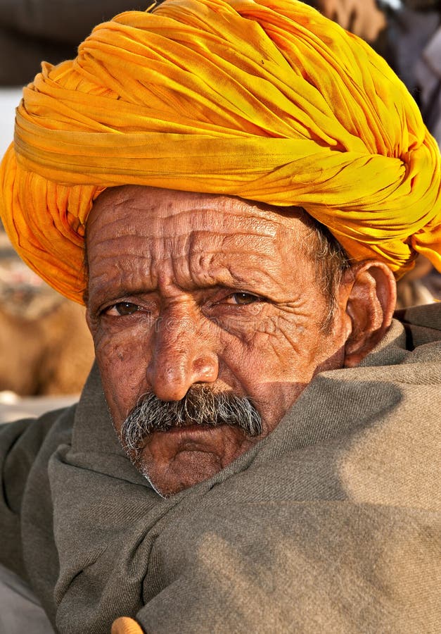 Hombre en turbante rojo imagen editorial. Imagen de fortaleza - 84132520