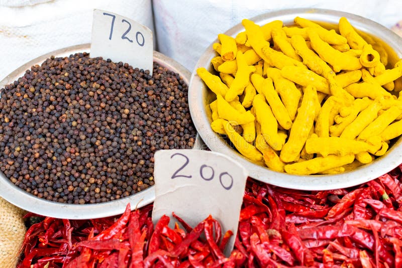 Comerciantes do mercado da especiaria e exposi??es de uma variedade de frutos, porcas e especiarias secados frescos Em Deli velha foto de stock Comerciantes do mercado da especiaria e exposi??es de uma variedade de frutos, porcas e especiarias secados frescos Em Deli velha foto de stock