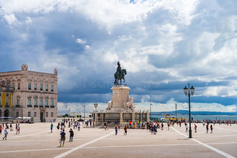 Comercio quadrieren, Praca tun Comercio an einem teils bewölkten Tag in Lis lizenzfreies stockbild Comercio quadrieren, Praca tun Comercio an einem teils bewölkten Tag in Lis lizenzfreies stockbild