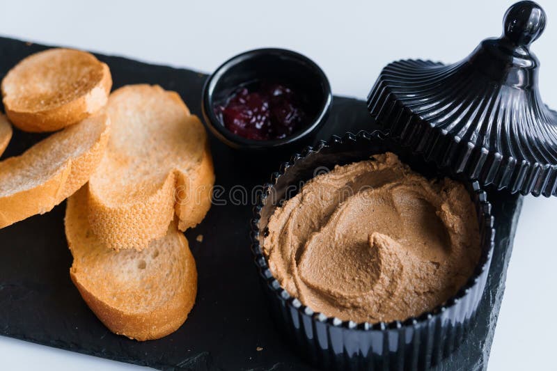 Comerse con salsa y curutones en una pizarra negra imagen de archivo