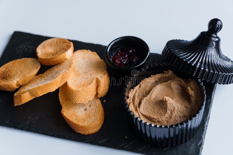 Comerse con salsa y curutones en una pizarra negra fotografía de archivo libre de regalías