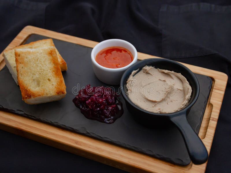 Comerse en una tabla de porción con salsa de remolacha y pan tostado fotografía de archivo libre de regalías