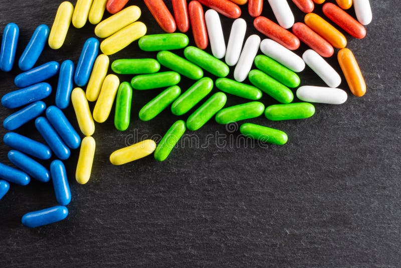 Comfit doce do alcaçuz na pedra cinzenta fotos de stock